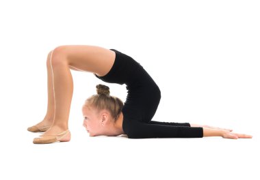 küçük jimnastikçi germe egzersiz yaparak