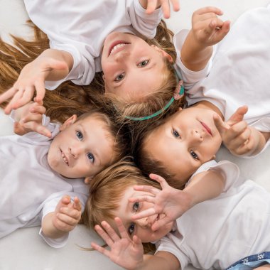 gülümseyen çocuklar yan yana yatarken