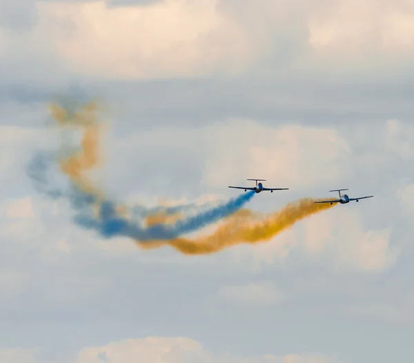 Самолеты с разноцветным дымом украинского флага — стоковое фото