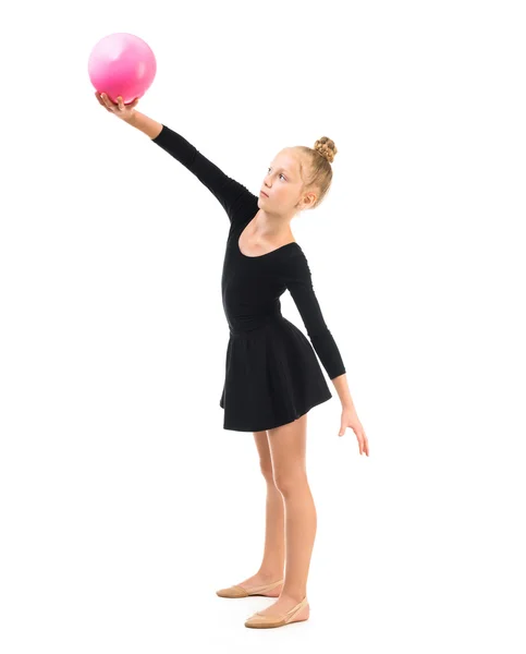 Маленькая гимнастка делает упражнения с мячом — стоковое фото