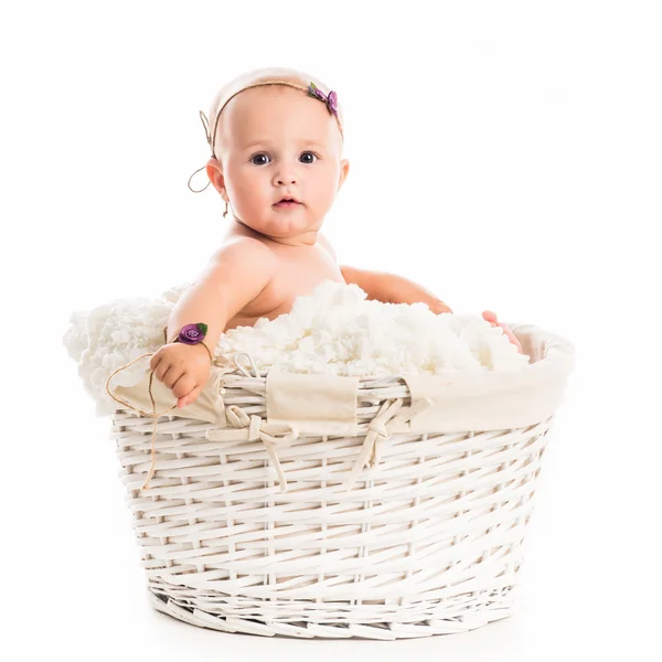 Schattige kleine baby in rieten — Stockfoto