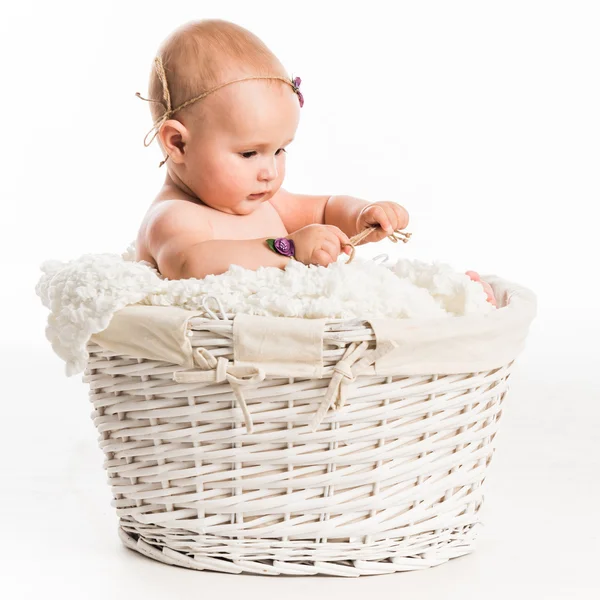 Niedliches kleines Baby in Korbweide — Stockfoto