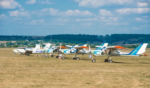 Flygplan på flygplatsen på flyguppvisning för att hedra självständighetsdagen i Ukraina — Stockfoto