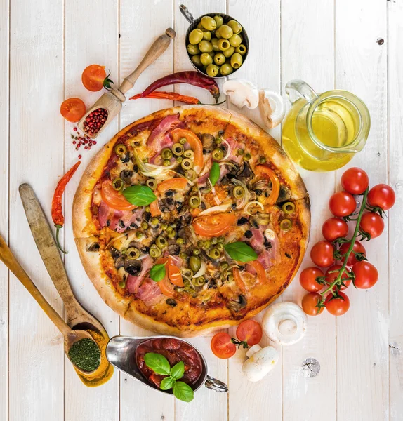 Pizza met ham en olijven — Stockfoto