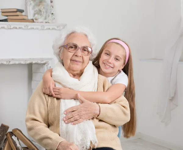 Retrato de neta e avó — Fotografia de Stock