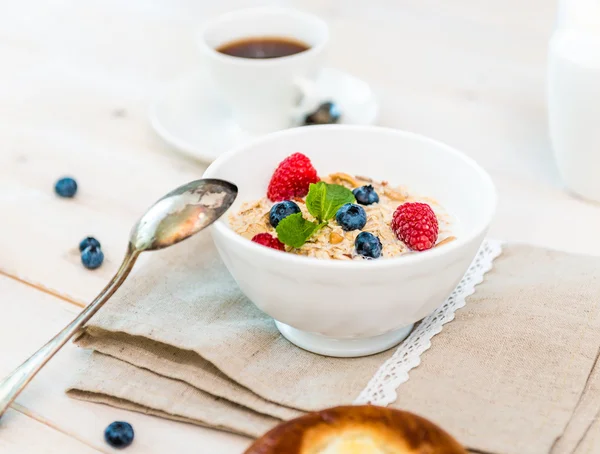 Delicioso café da manhã com muesli — Fotografia de Stock