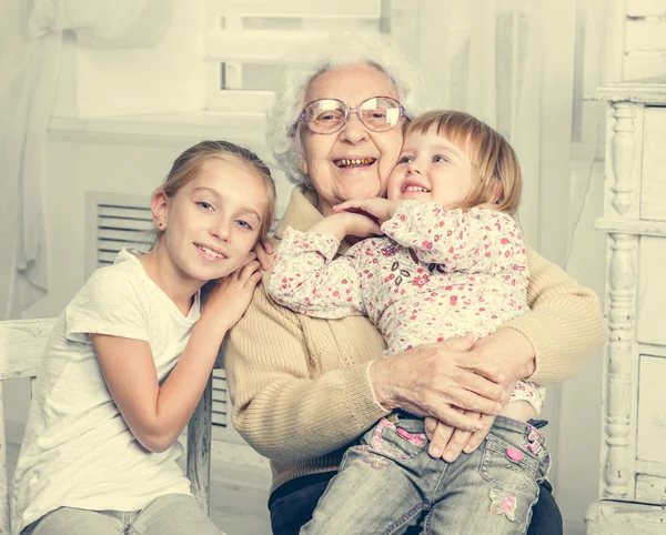 Bunica cu două nepoate — Fotografie, imagine de stoc