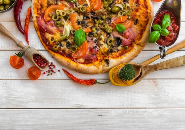 Pizza mit Schinken und Oliven — Stockfoto