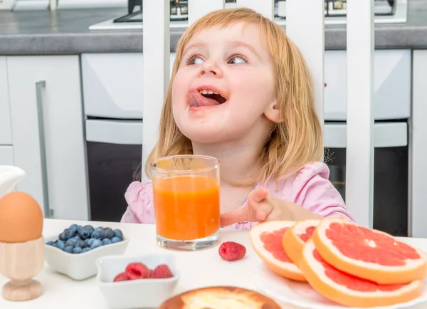 小さな子供がジュースを飲む — ストック写真