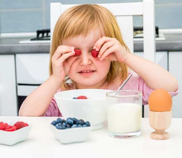 Kleine kind spelen framboos — Stockfoto