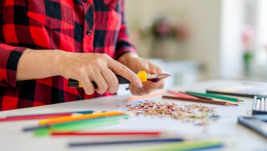 Renkli Kalemleri Açan Bir Kadının Yakın Çekimi