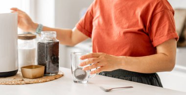 Mutfakta yakın plan çay yapan bir kadın.