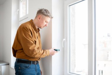 Pencereyi Özel Bir Aletle Ölçen Adam Açılıyor