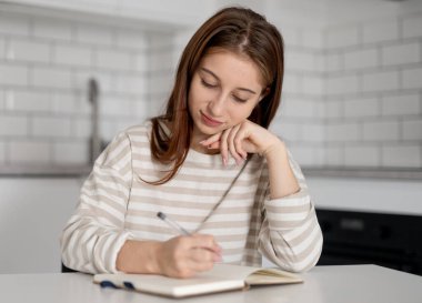 Lyceum Hazırlama için Not Defterine Deneme Yazan Kız