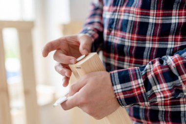 Mobilya montajı uzmanı el ve mobilyalarla yakından ilgileniyor.