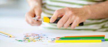 Renkli Kalemleri Açan Bir Kadının Yakın Çekimi