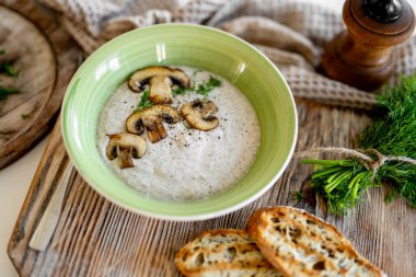 Yeşil Kasede Mantar Kreması Çorbası