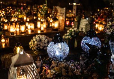 Mezarlıktaki Azizler Günü Geceleyin yanan lambalarla