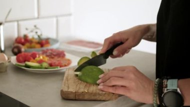 Kadın Avokado 'yu Dilimliyor ve Kahvaltıyı Hazırlıyor