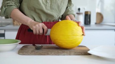 Karpuz Kesen Kadın Yakından Görünüşü