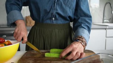 Sebze Salatası İçin Salatalık Kesen Kadın