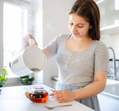 Mutlu Kız Şeffaf Çaydanlıkta Çay Yapıyor