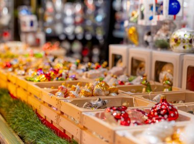 Noel Pazarı Dükkanda Ağaç Süslemeleri Satıyor