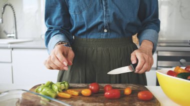 Salata için Kiraz Dilimleyen Kadın Domatesleri