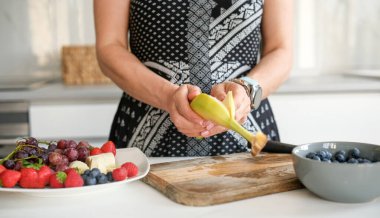 Bir Meyve Tabağı İçin Muz Temizleyen Kadın