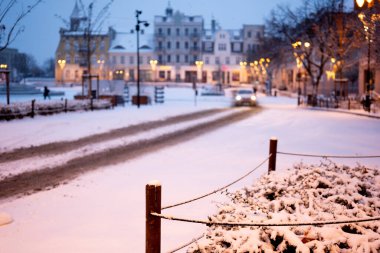 Karlı bir sokak manzarası ve akşamları Avrupa 'da bir kasaba