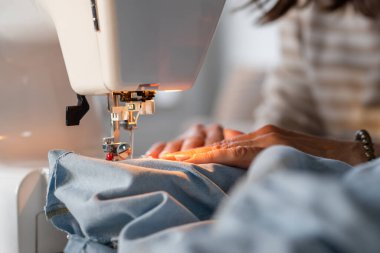 Makineye Dikiş Diken Kadının Yakın Çekimi