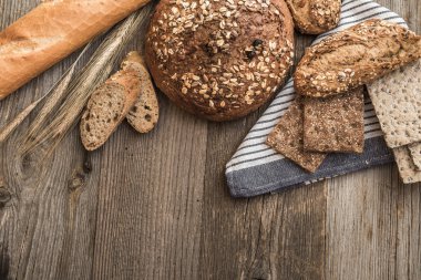 Tahta bir arka planda ekmek