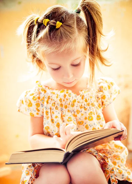 Kleines Mädchen liest das Buch — Stockfoto