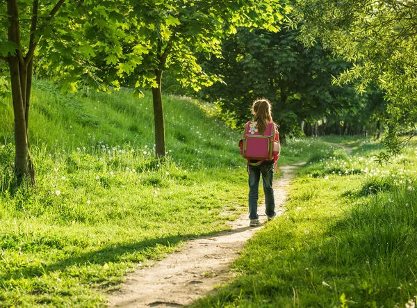 Šťastná holčička chodí do školy — Stock fotografie