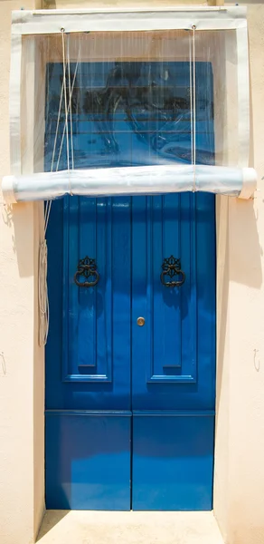 Сині вхідні двері в будинок — стокове фото