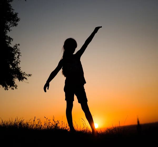 Silhouette di una ragazza adolescente — Foto Stock