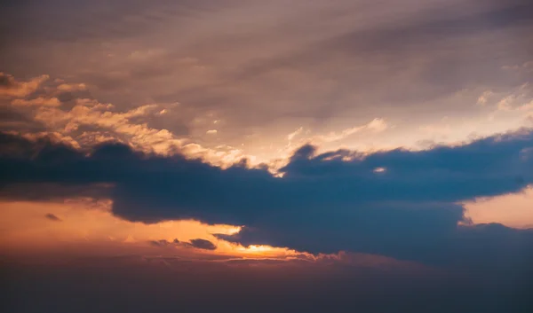 Schöne Wolken bei Sonnenuntergang — Stockfoto