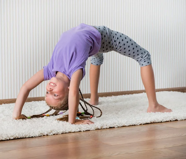 Niña pequeña dedicada a la aptitud — Foto de Stock