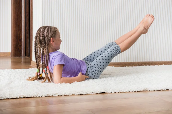 Sorridente bambina impegnata nel fitness — Foto Stock