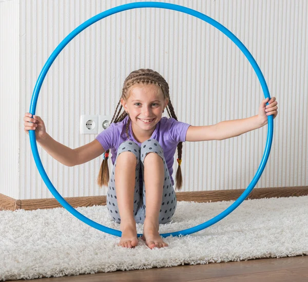 Hula hoop evde kızla — Stok fotoğraf