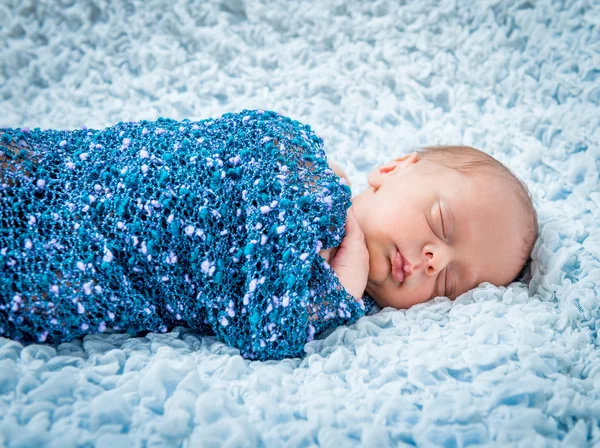 Nyfödd baby boy sover — Stockfoto