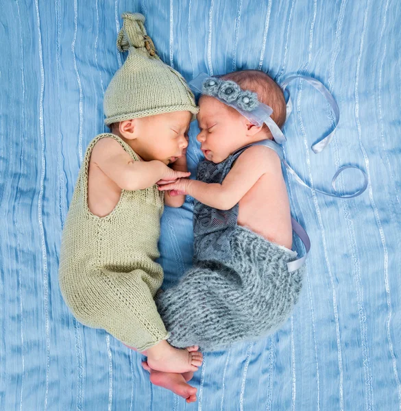 Gêmeos recém-nascidos dormindo em uma cesta — Fotografia de Stock