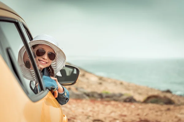 Meisje reizen met de auto — Stockfoto