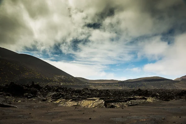 Vulkaan en lava woestijn — Stockfoto