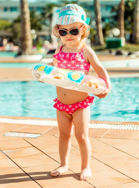 Pequeña linda chica cerca de la piscina — Foto de Stock