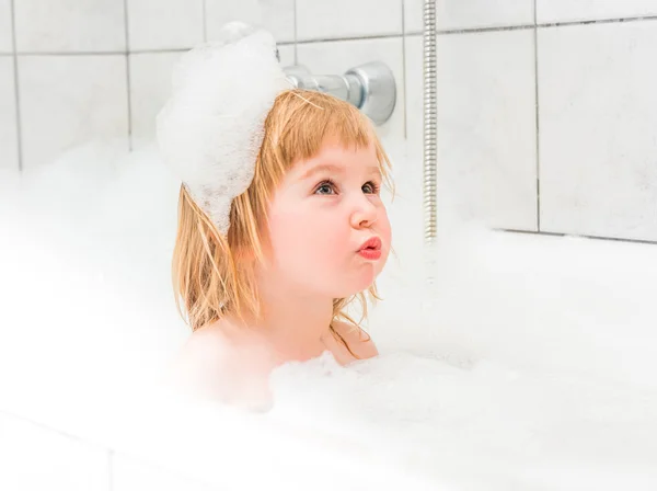 Carino bambino bagna in bagno con schiuma — Foto Stock