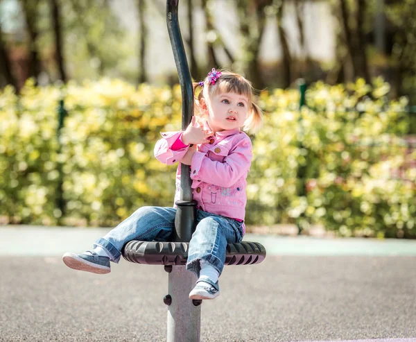 Linda niña en el patio de recreo — Foto de Stock