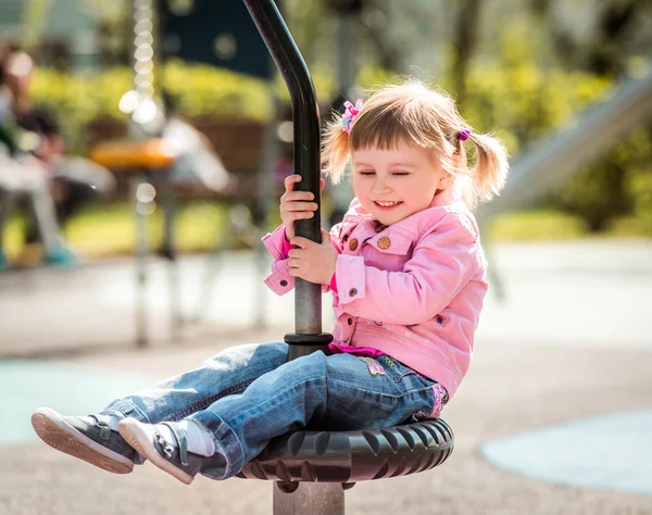 Söt liten flicka på lekplats — Stockfoto