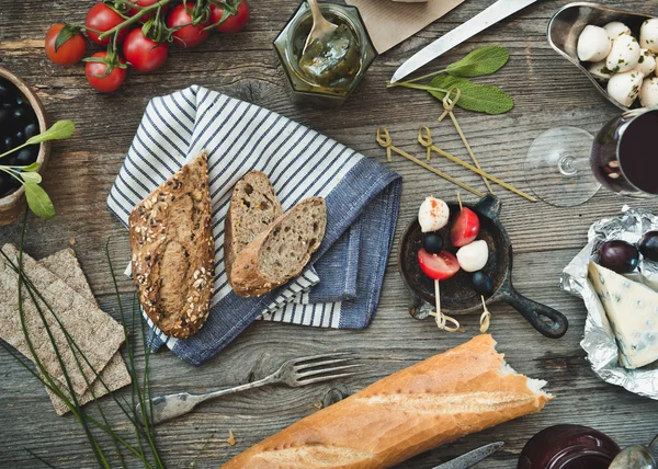 Franska snacks på trä bakgrund — Stockfoto