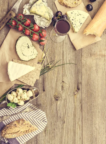 Ahşap bir masa Fransız snacks — Stok fotoğraf